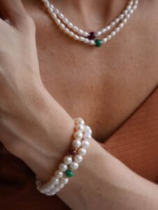 Pulseira de pérolas naturais com esmeralda ou rubi e entremeios em ouro 18k