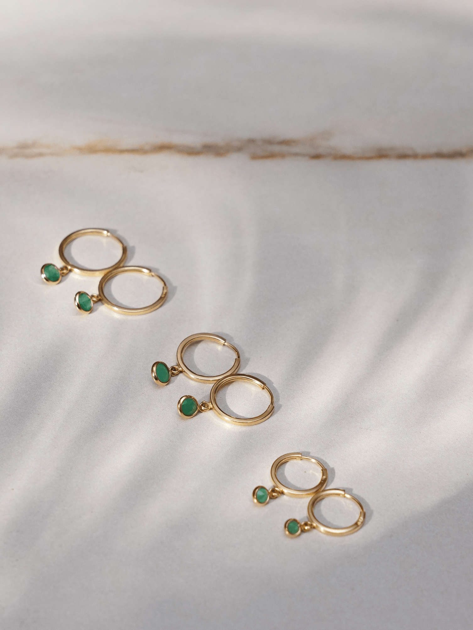 Argolinha de encaixe Dots em ouro 18k com esmeralda natural