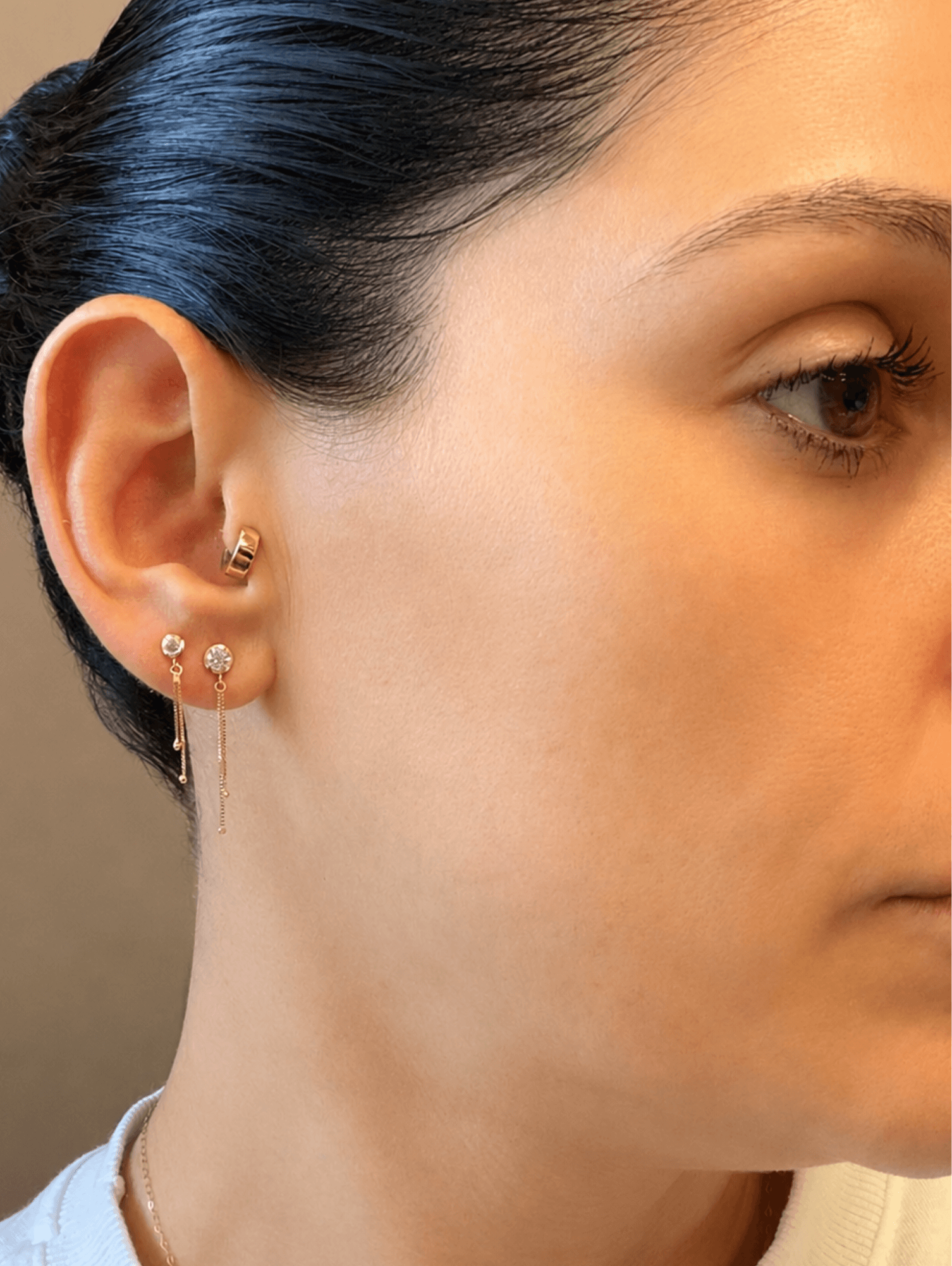 Brinco ponto de luz com moissanite e duas franjas em ouro 18k