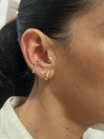 Descubra o piercing de pressão Balls em ouro branco 18k da B Gold Joias. Uma joia moderna, confortável e sofisticada para compor seu mix de orelha.