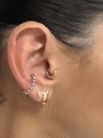 Descubra o piercing de pressão Balls em ouro branco 18k da B Gold Joias. Uma joia moderna, confortável e sofisticada para compor seu mix de orelha.