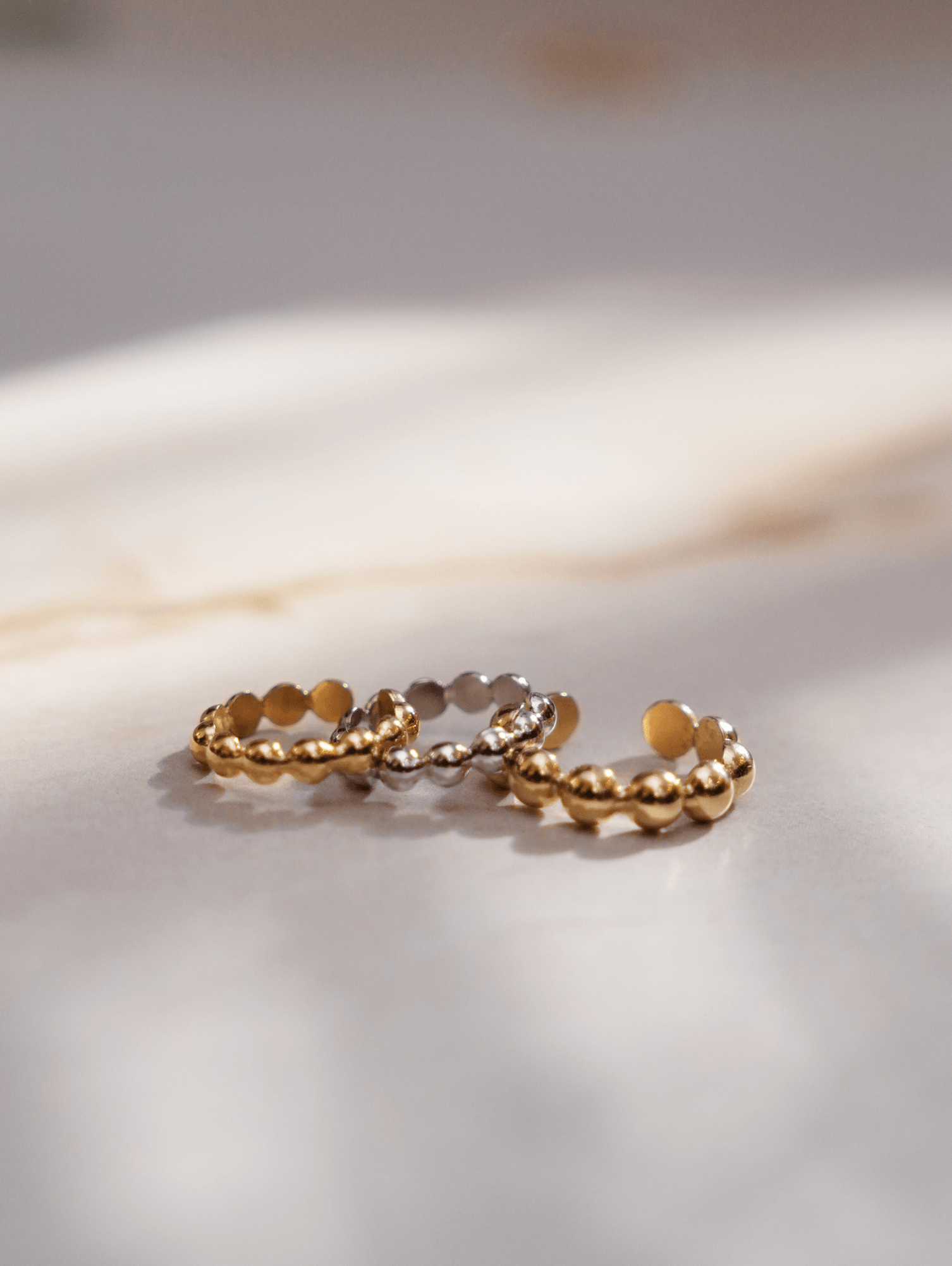 Piercing de pressão bolinhas em ouro 18k disponível em ouro amarelo e ouro branco