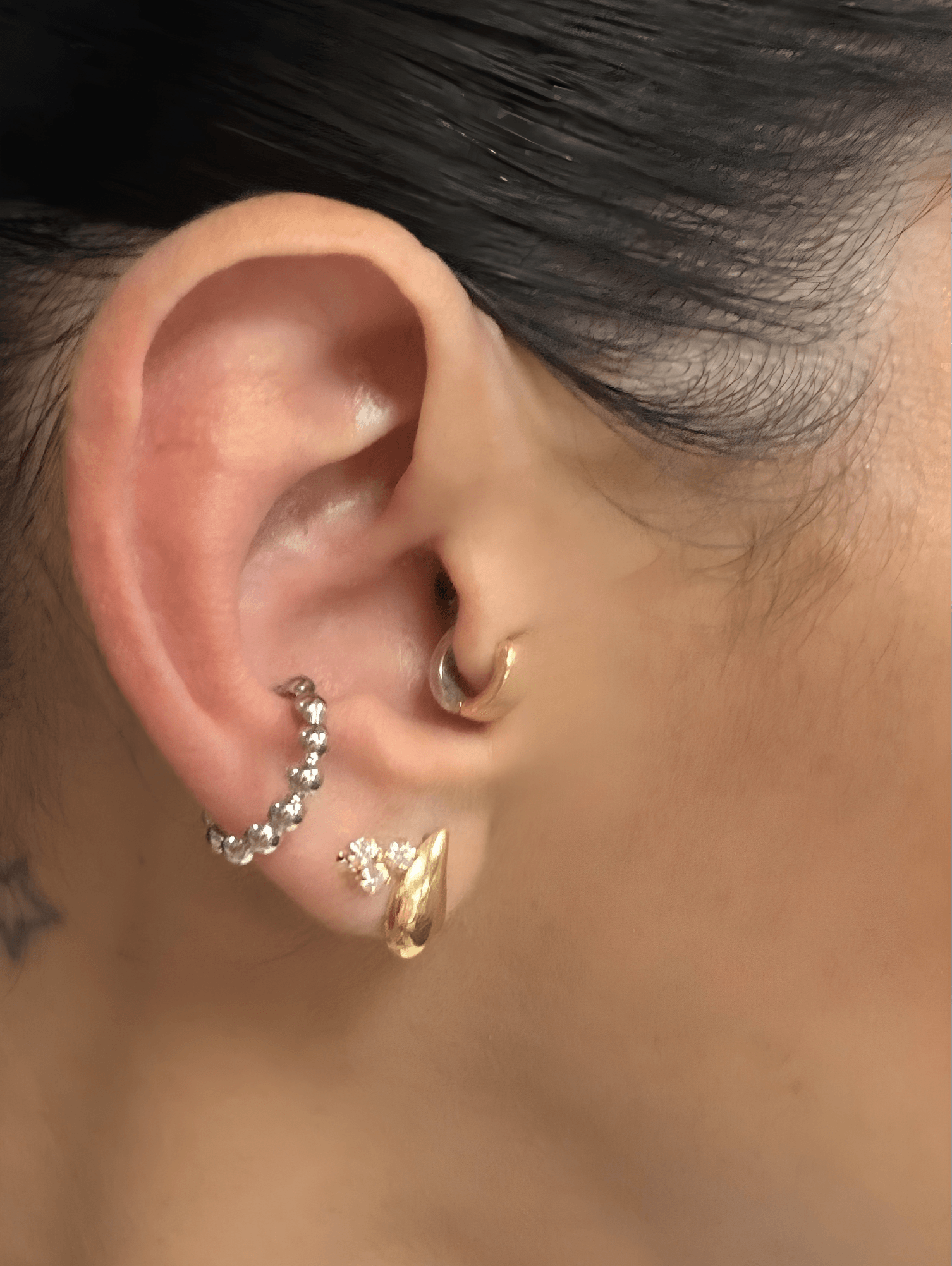 Descubra o piercing de pressão Balls em ouro branco 18k da B Gold Joias. Uma joia moderna, confortável e sofisticada para compor seu mix de orelha.