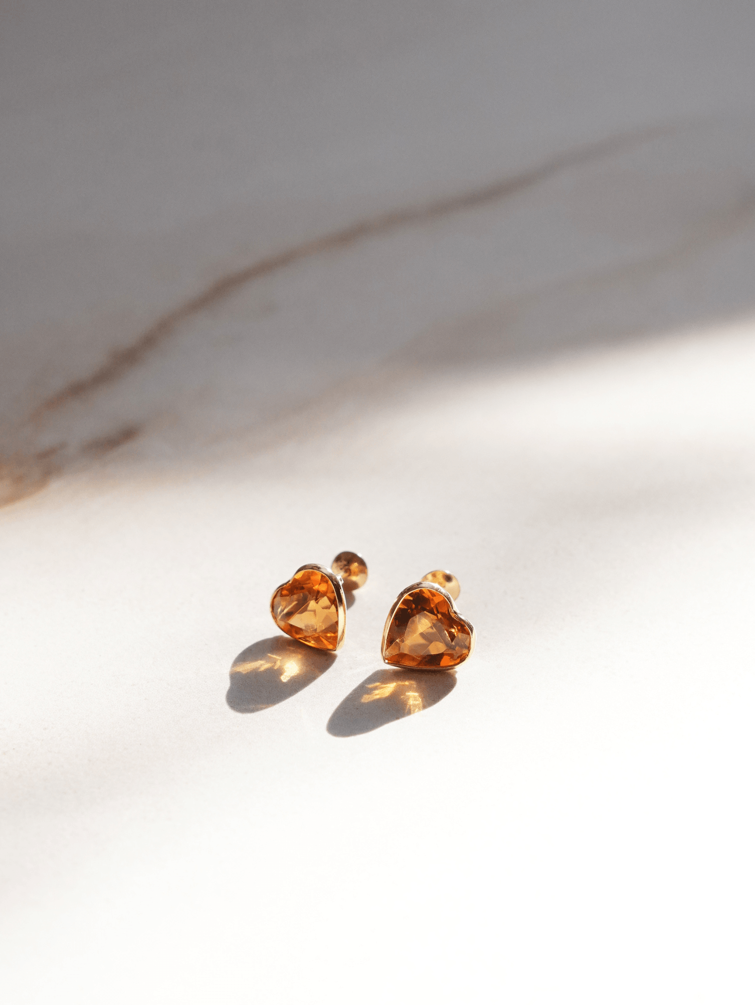 Brinco em ouro 18k com citrino natural em lapidação coração